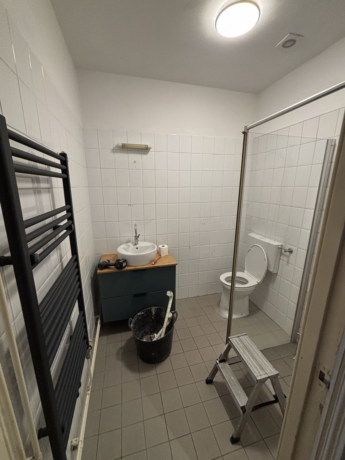 Badkamer voor de verbouwing, oud wit tegelwerk